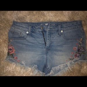 Jean shorts with flowers